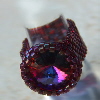 individuelle Schmuck-Objekte, hier: Miyuki Fingerring rot mit Swarovski-Glasstein